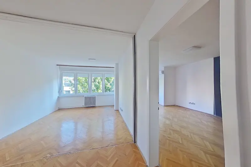 Trosoban stan u centru Sarajeva / Petrakijina ulica