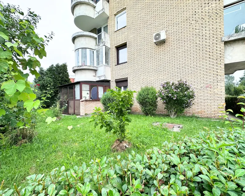 Stan sa baštom Dobrinja I